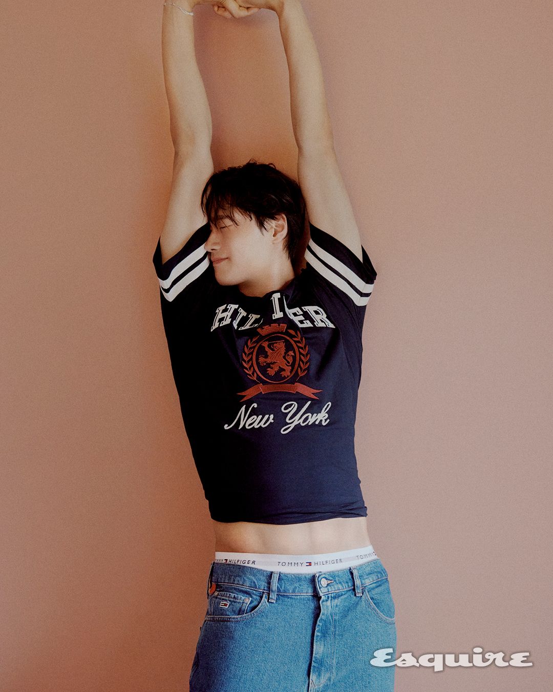 크루넥 티셔츠, 데님 팬츠, 언더웨어 모두 타미힐피거.
