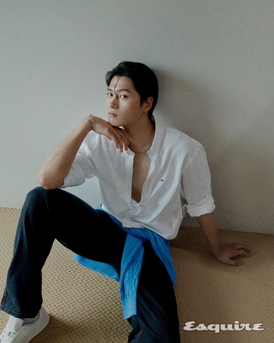 화이트 옥스포드 셔츠, 블루 케이블 스웨터, 데님 팬츠, 레더 스니커즈, 삭스 모두 타미힐피거.