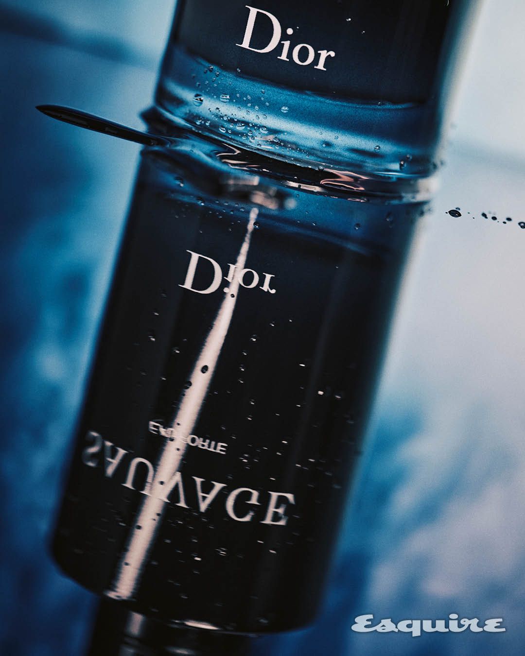 소바쥬 오 포트 100mL 23만7000원 소바쥬 오 포트의 보틀은 시그니처 미드나잇 블루 컬러를 중심으로 블랙과 투명한 색으로 퍼져 나간다. 오 포트가 가진 강렬한 향과 부드러운 잔향을 시각적으로 표현한 결과다.