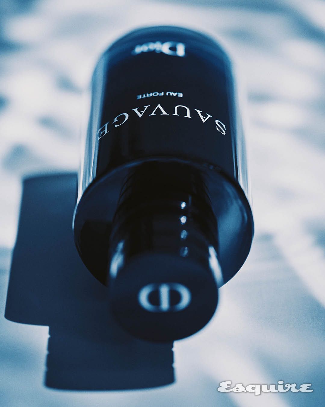 소바쥬 오 포트 100mL 23만7000원 소바쥬 오 포트의 보틀은 시그니처 미드나잇 블루 컬러를 중심으로 블랙과 투명한 색으로 퍼져 나간다. 오 포트가 가진 강렬한 향과 부드러운 잔향을 시각적으로 표현한 결과다.