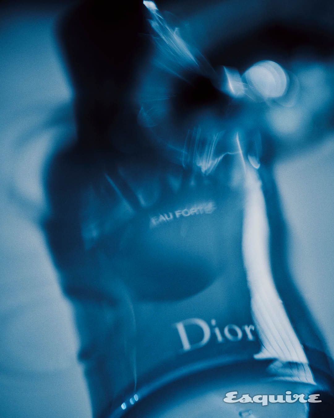 소바쥬 오 포트 100mL 23만7000원 소바쥬 오 포트의 보틀은 시그니처 미드나잇 블루 컬러를 중심으로 블랙과 투명한 색으로 퍼져 나간다. 오 포트가 가진 강렬한 향과 부드러운 잔향을 시각적으로 표현한 결과다.