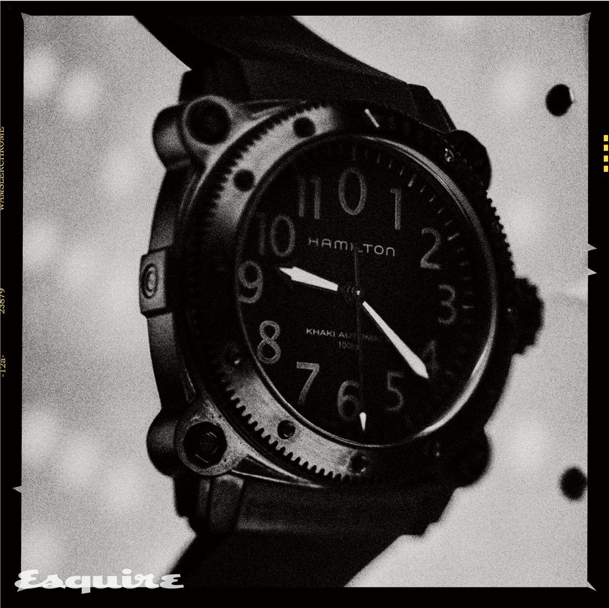 1000m 방수 기능과 헬륨 방출 밸브를 갖춘 46mm 블랙 티타늄 케이스의 카키 네이비 빌로우제로 오토 티타늄 275만원 해밀턴.