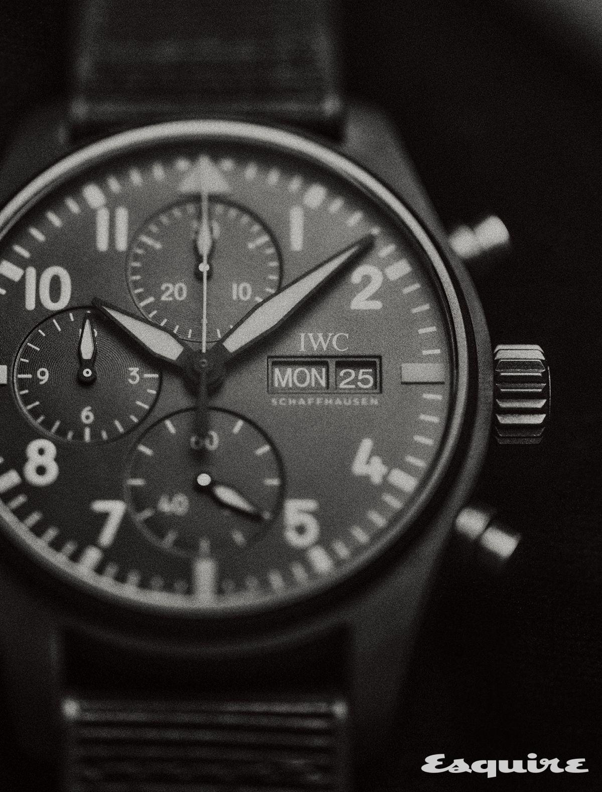 세라티늄 케이스와 블랙 다이얼로 강인한 매력을 살린 파일럿 워치 크로노그래프 41 탑건 세라티늄 1680만원 IWC.