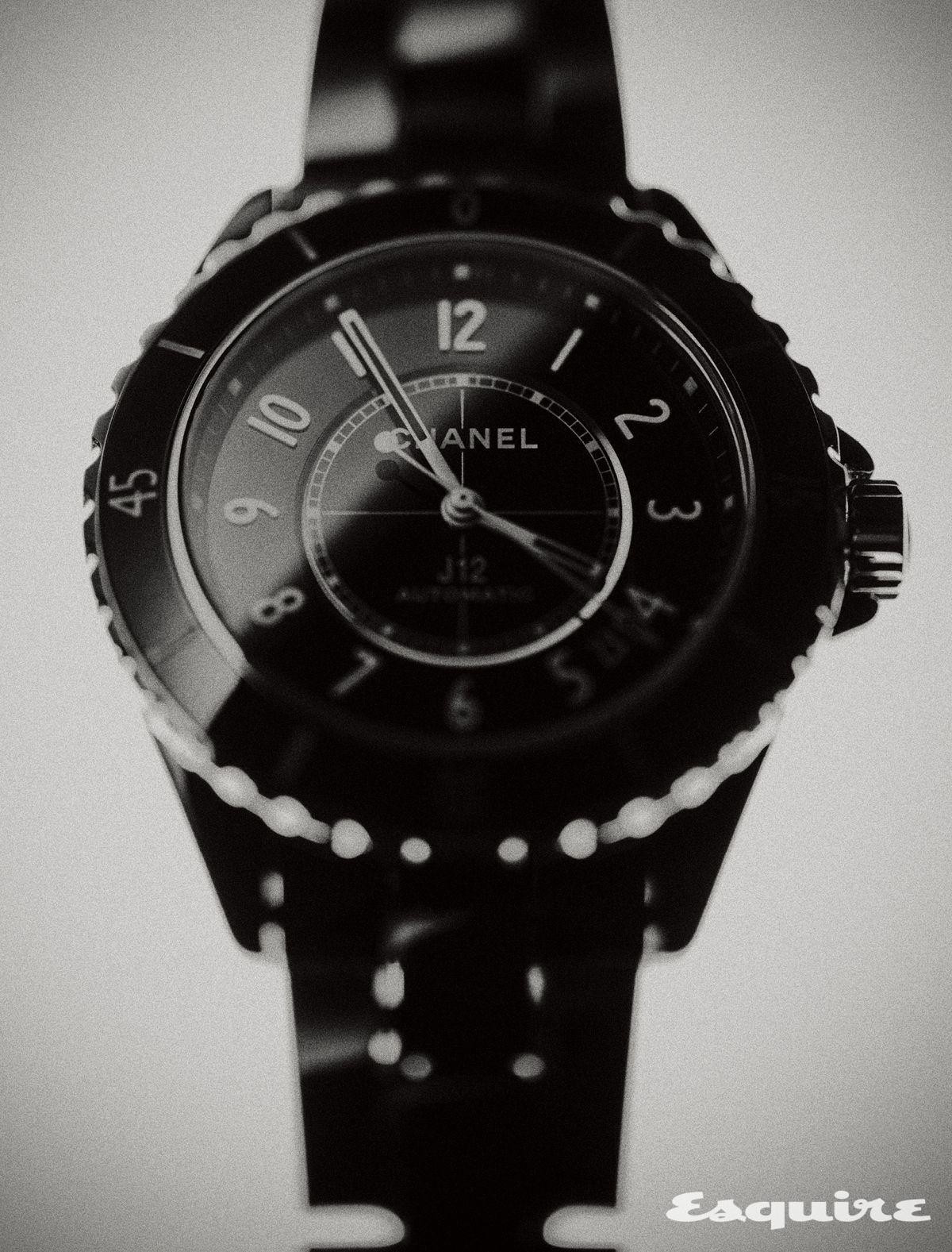 블랙 세라믹 케이스와 래커 다이얼로 완성한 J12 워치 칼리버 12.1 38MM 가격 미정 샤넬 워치.