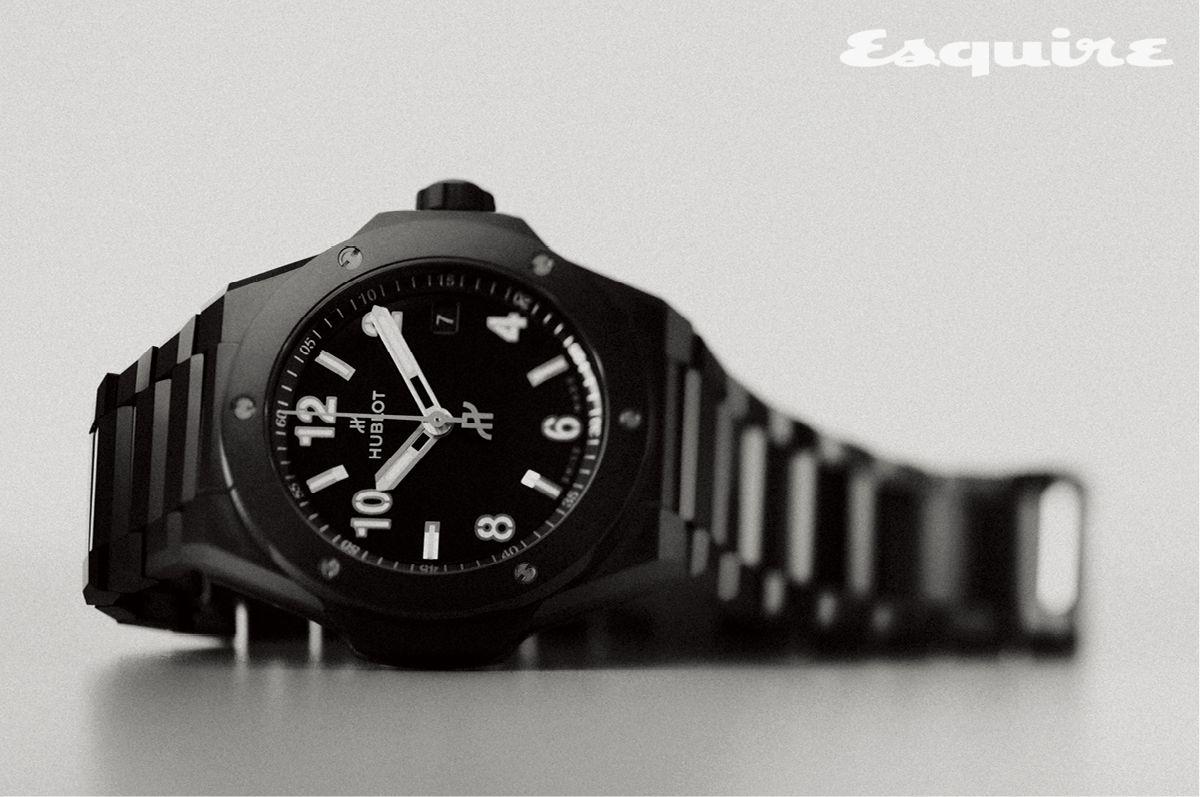 38mm 블랙 세라믹 케이스와 브레이슬릿이 모던한 인상을 주는 인테그레이티드 타임 온리 블랙 매직 2240만원 위블로.