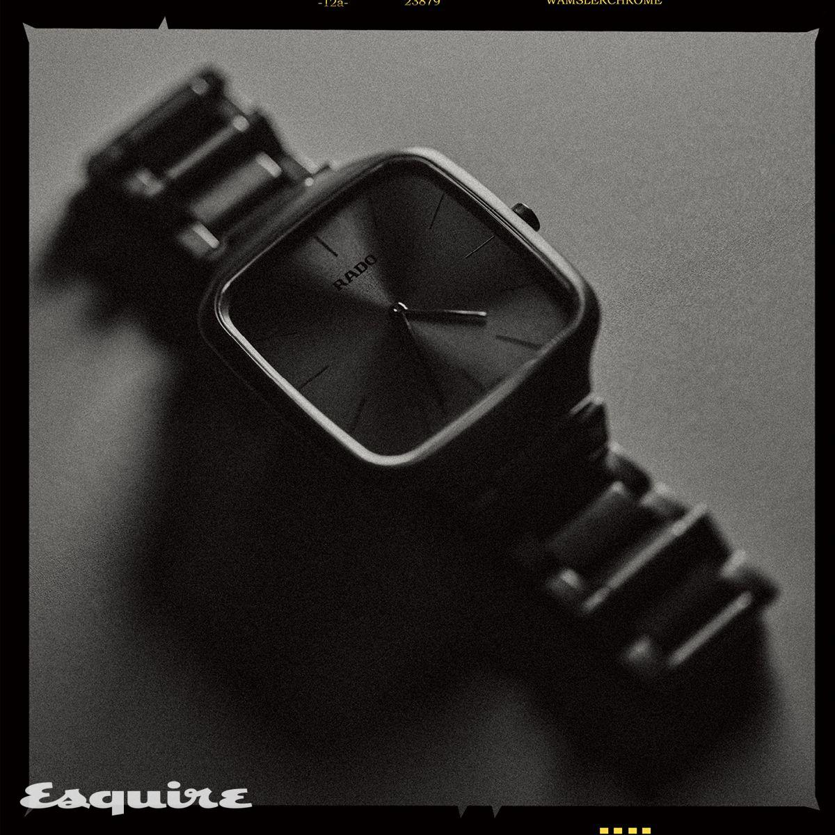 37mm 사각 케이스와 브레이슬릿, 다이얼, 인덱스와 핸즈까지 모두 블랙 컬러로 통일한 트루 스퀘어 씬라인 레 컬러스 르 코르뷔지에 314만원 라도.