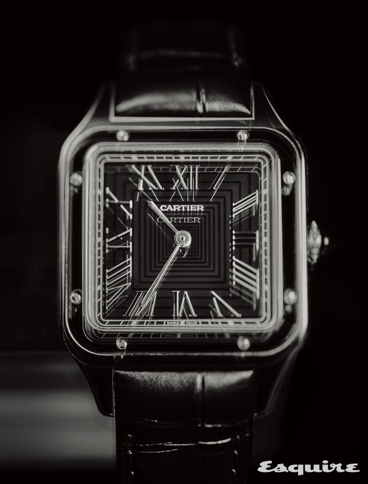블랙 래커로 장식한 케이스와 베젤로 남성적 우아함을 강조한 산토스 뒤몽 워치 800만원대 까르띠에.