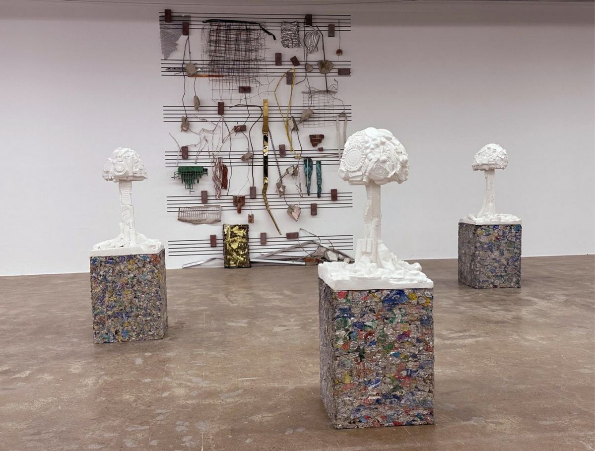 제15회 광주비엔날레 본전시 <판소리: 모두의 울림>은 ‘부딪힘 소리’ ‘겹침 소리’ ‘처음 소리’라는 세 가지 구분을 따라가도록 구성됐다. 이 중 ‘겹침 소리’ 전시장에 프랭크 스커티의 ‘광주 기록’(Gwangju Recordings)이 전시되어 있다. 