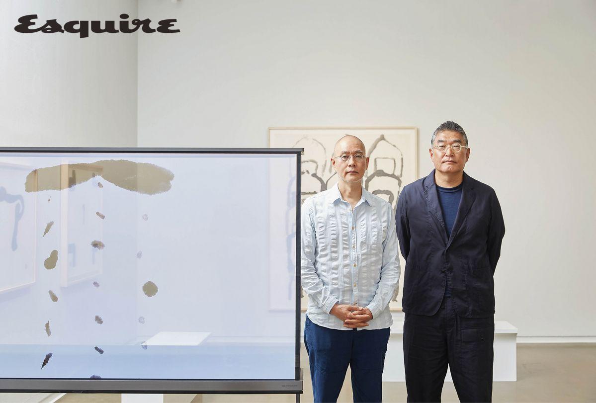 LG 투명 OLED TV 옆에 선 서도호(좌),서을호 형제. 