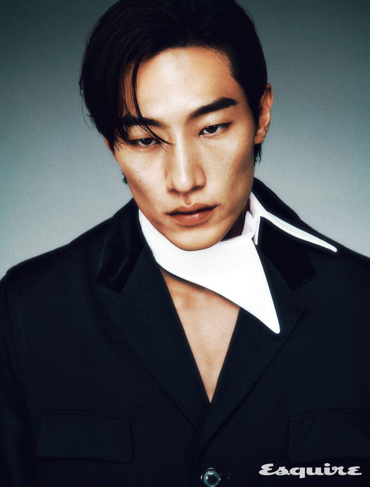 코트, 셔츠 칼라 디테일 스카프 모두 메종 마르지엘라.