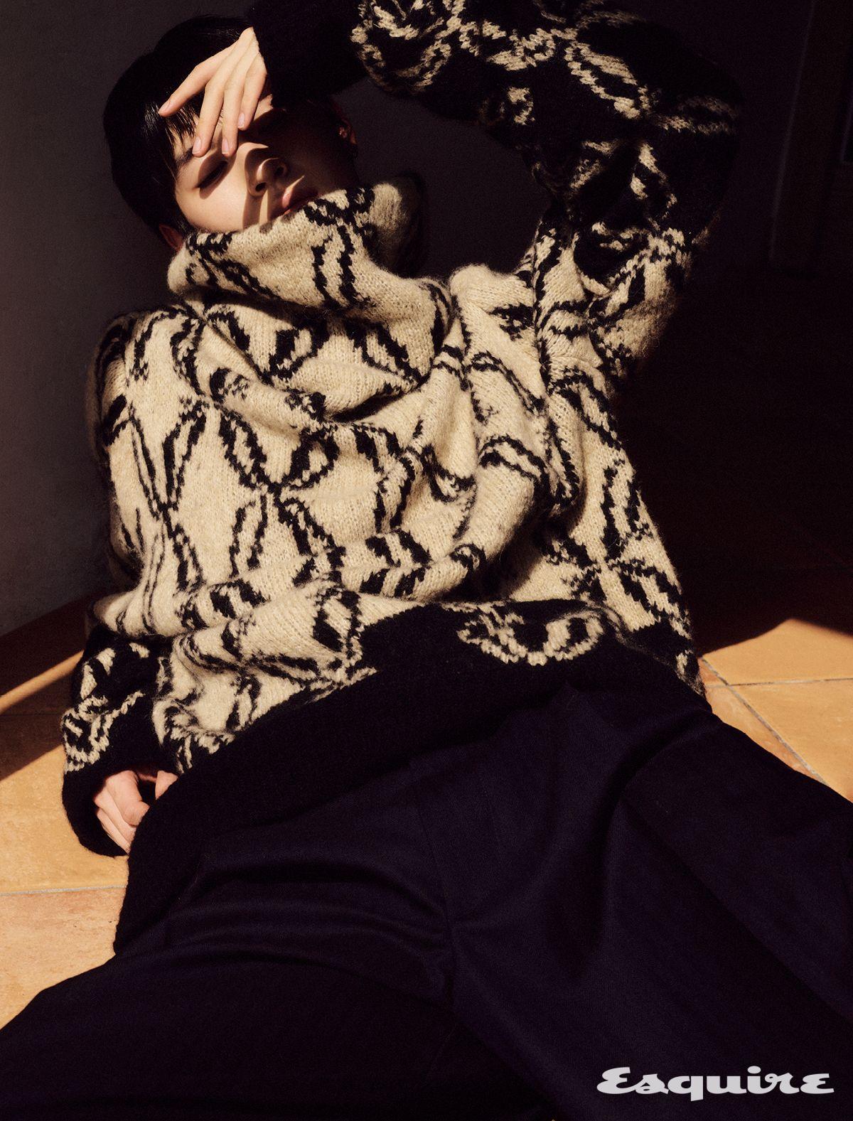 터틀넥 니트, 팬츠 모두 가격 미정 드리스 반 노튼.