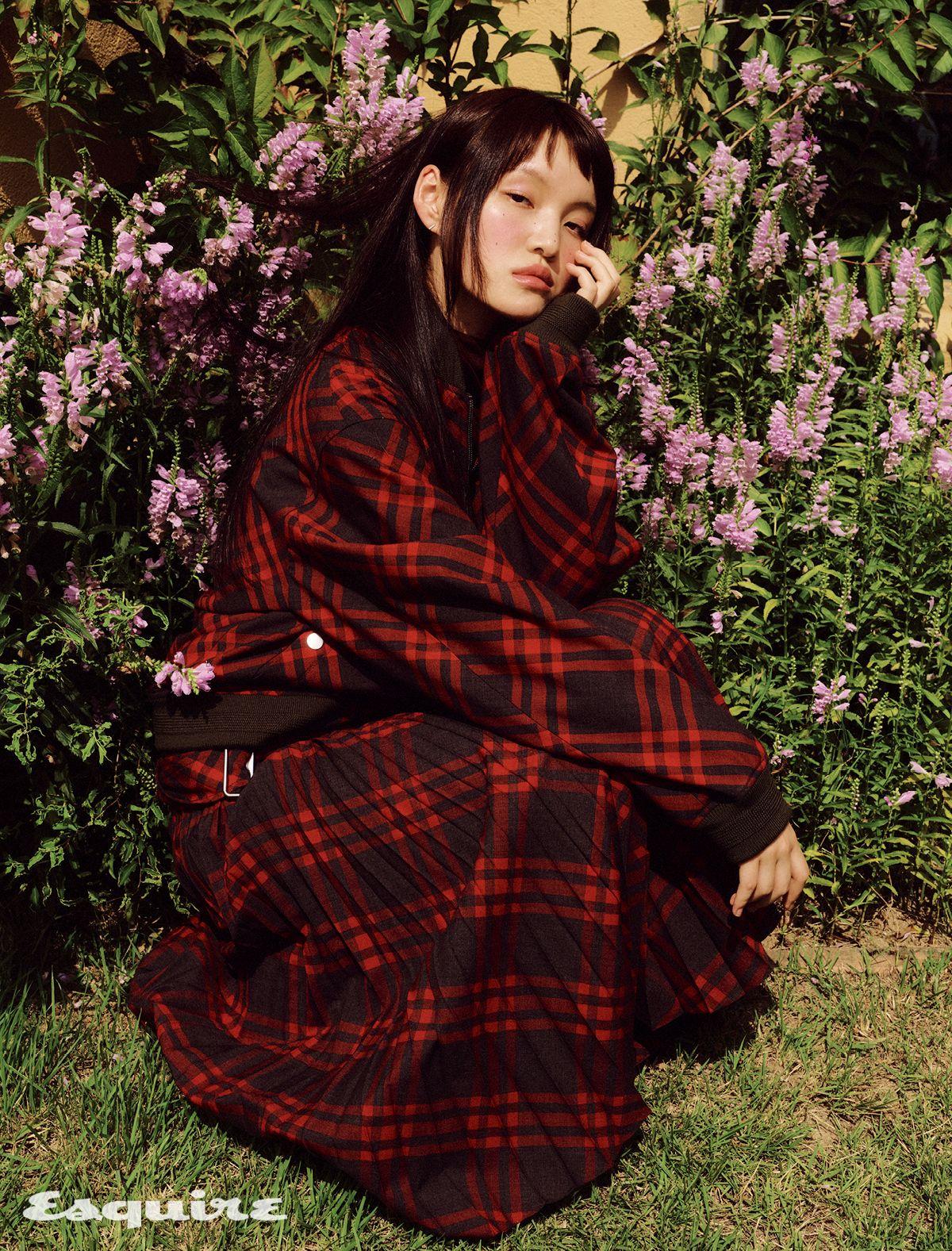 체크 블루종, 터틀넥, 체크 스커트 모두 가격 미정 버버리.