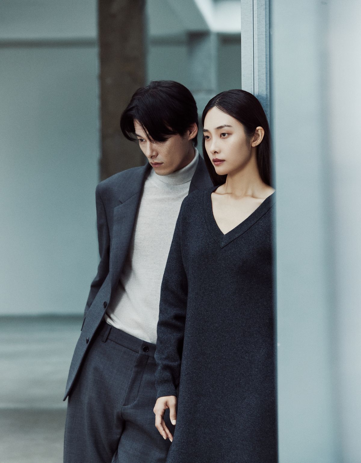 김원중이 입은 그레이 컬러의 울 블렌디드 캐주얼 재킷, 화이트 그레이 울 데일리 터틀넥 스웨터, 그레이 울 블렌디드 캐주얼 팬츠는 모두 DKNY. 곽지영이 입은 다크 그레이 울 블렌디드 니트 원피스는 DKNY.