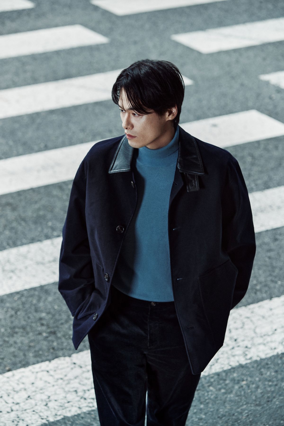 다크 네이비 브러시드 코튼 캐주얼 점퍼, 스모크 블루 울데일리터틀넥니트 스웨터, 다크 네이비 세골 코듀로이 스트레치 팬츠는 모두 DKNY.