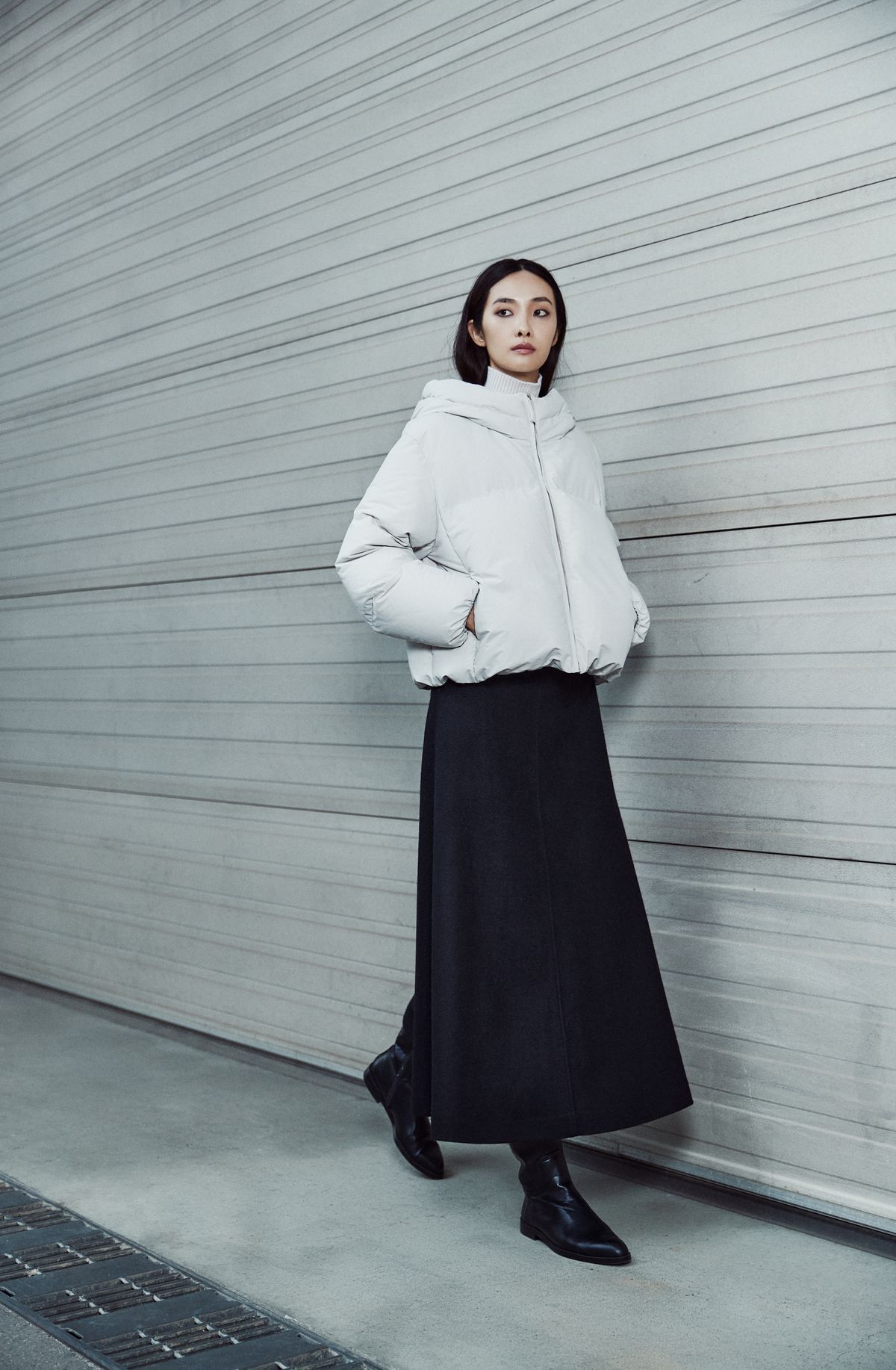캐주얼 구스다운 점퍼, 하이넥 립 조직 풀오버, 울 저지 A라인 스커트는 모두 DKNY.