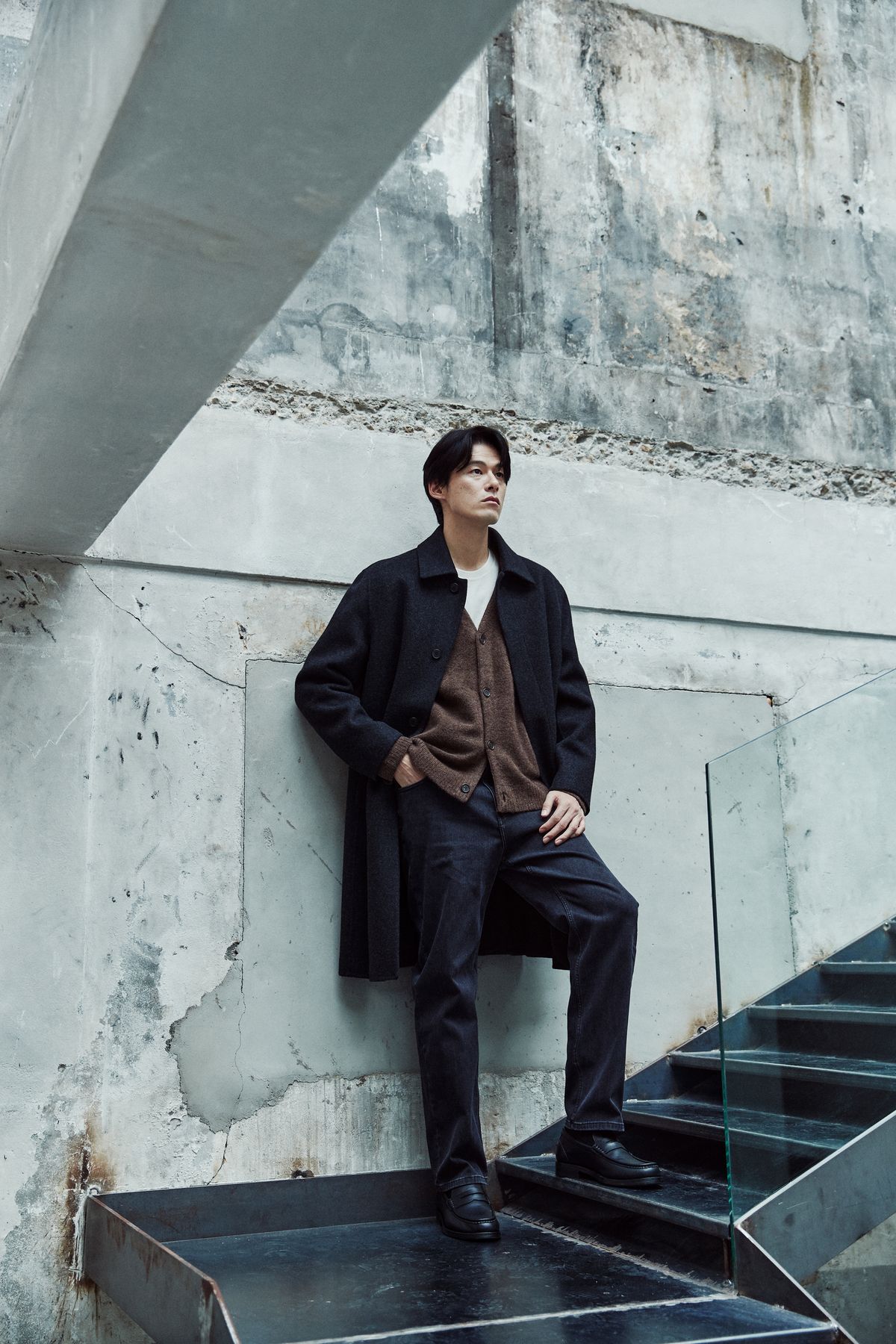 블랙 그레이 컬러의 캐시미어 블렌디드 더블 페이스 맥코트, 울 야크 블렌디드 카디건, 아이보리 밀라노 조직 크루넥 니트, 그레이기모윈터데님 팬츠는 모두 DKNY.