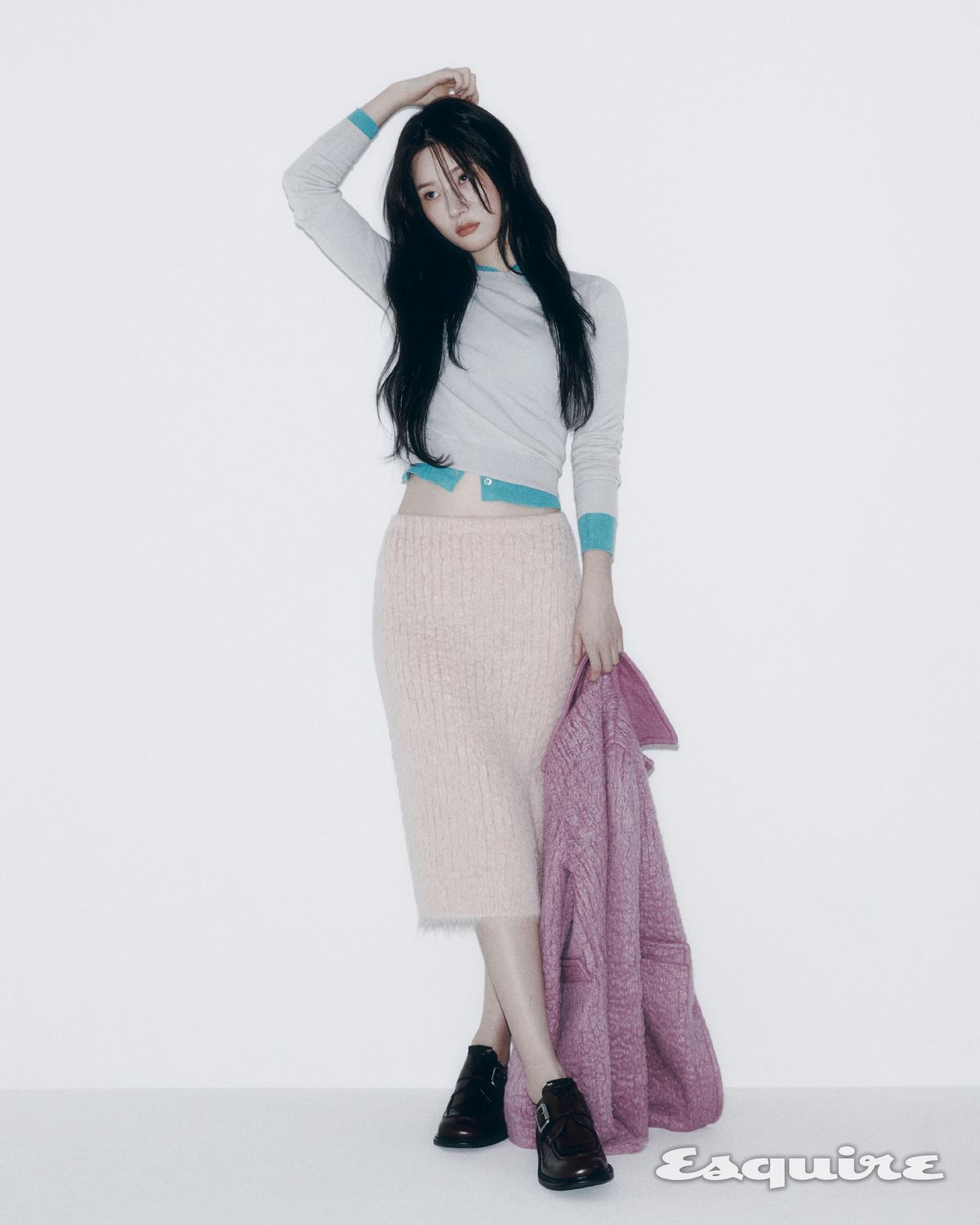 재킷, 니트 톱, 이너 톱, 스커트, 슈즈 모두 미우미우.