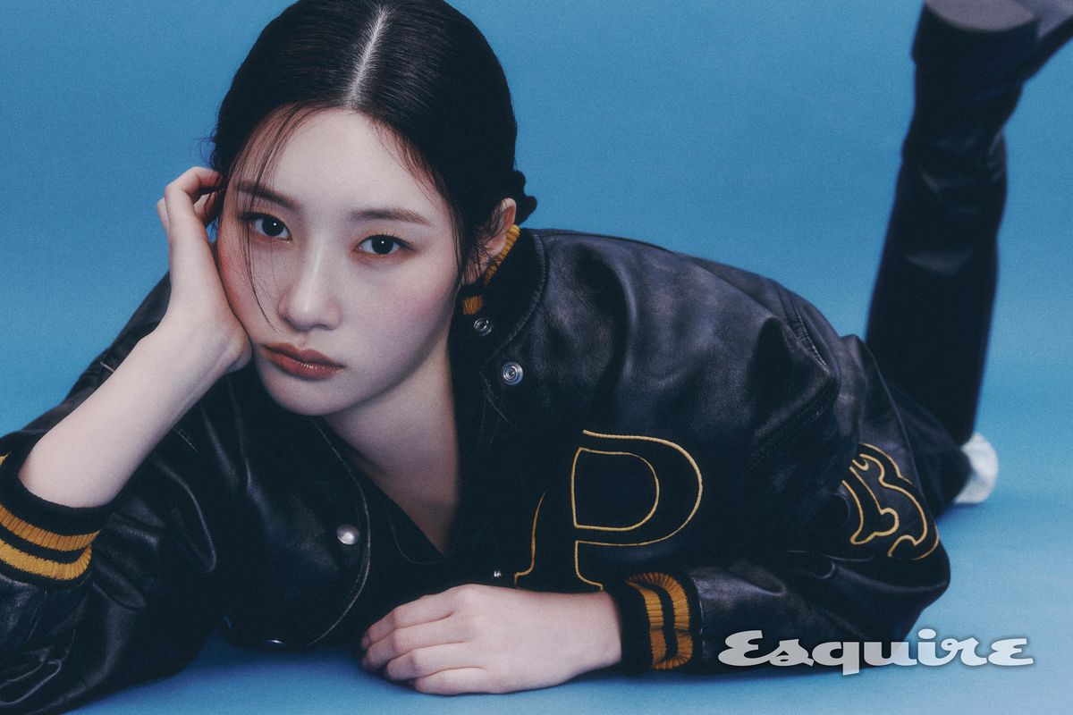 재킷, 드레스, 팬츠, 부츠 모두 프라다.