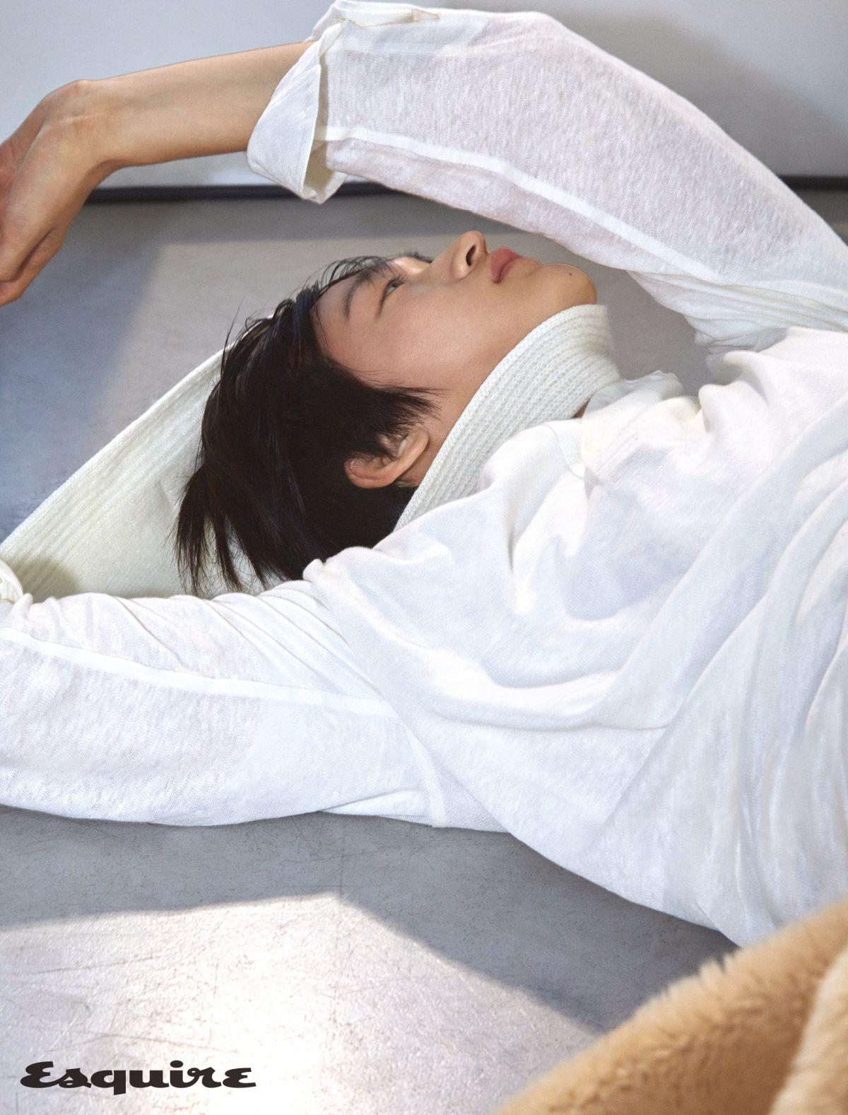 리넨 셔츠 가격 미정 제냐. 시어링 팬츠 가격 미정 로로피아나. 숄 머플러 38만원 자크뮈스.