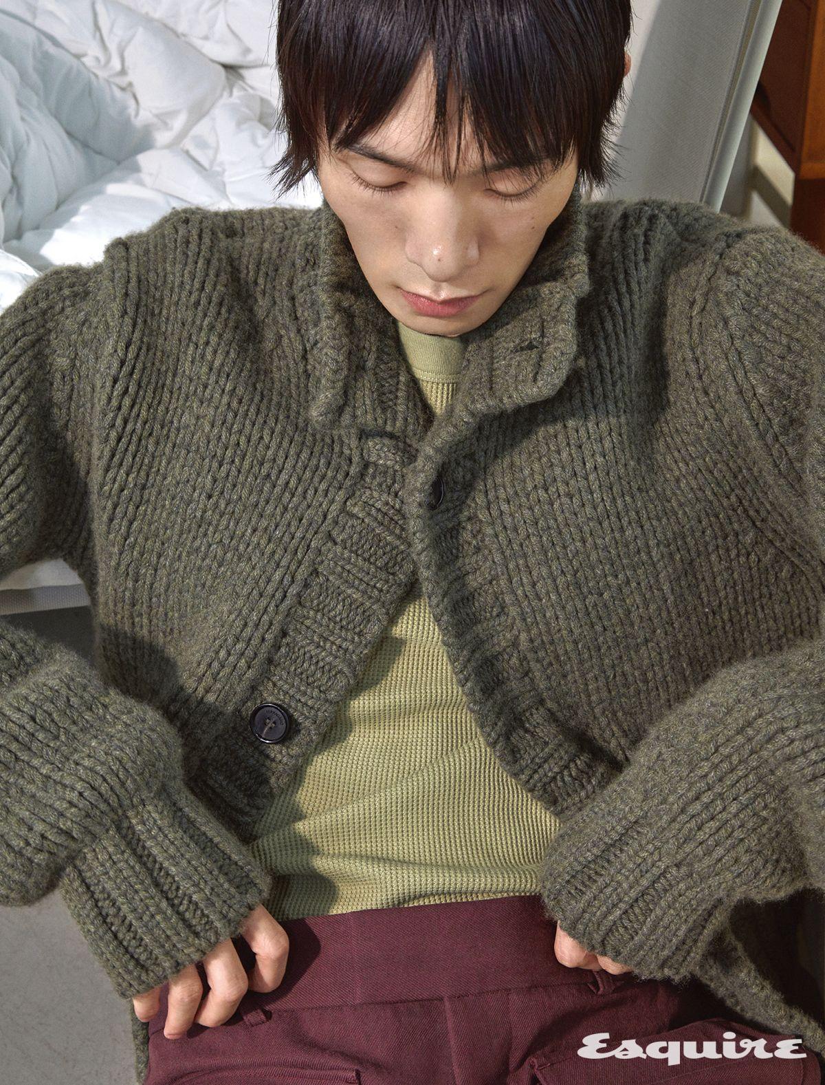 올리브 피셔맨 카디건 가격 미정, 슬리브 티셔츠 59만원, 쇼츠 가격 미정 모두 페라가모.