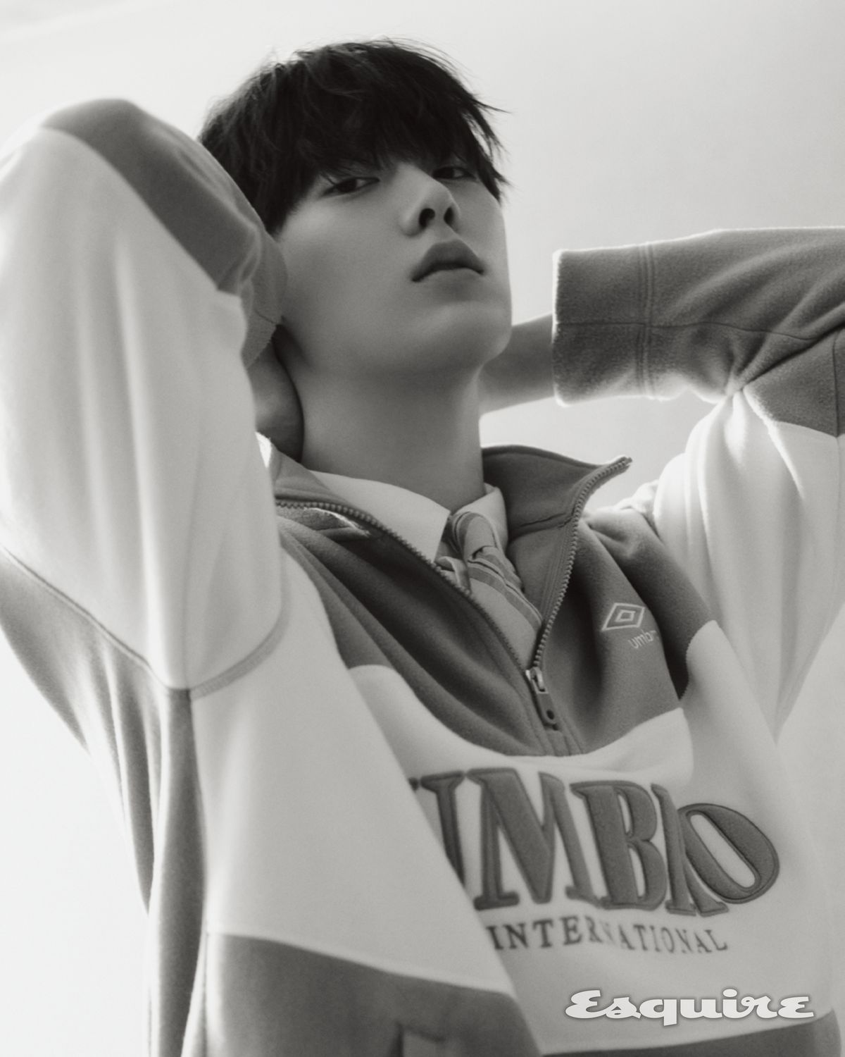 톱 엄브로. 셔츠, 타이 스타일리스트 소장품.