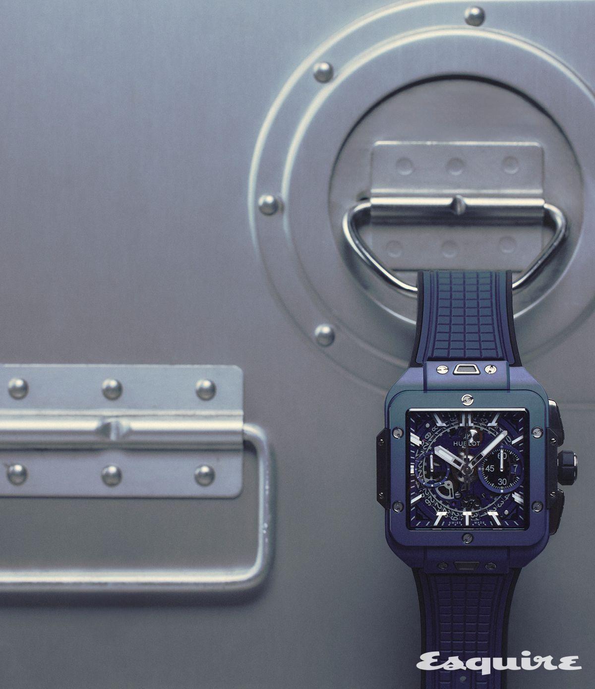 마이크로블라스트 폴리싱 처리해 각도에 따라 오묘한 빛을 발하는 스퀘어 뱅 유니코 블루 세라믹 4000만원대 위블로.