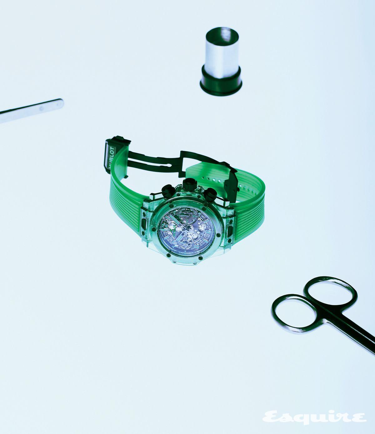 반투명한 삭셈 케이스에 그린 러버 스트랩을 더한 빅뱅 유니코 그린 삭셈 1억9000만원대 위블로.