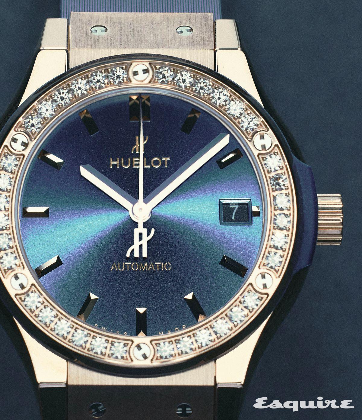 새틴 마감 처리한 킹골드 케이스에 36개의 다이아몬드를 세팅한 클래식 퓨전 킹골드 블루 다이아몬드 2000만원대 위블로.