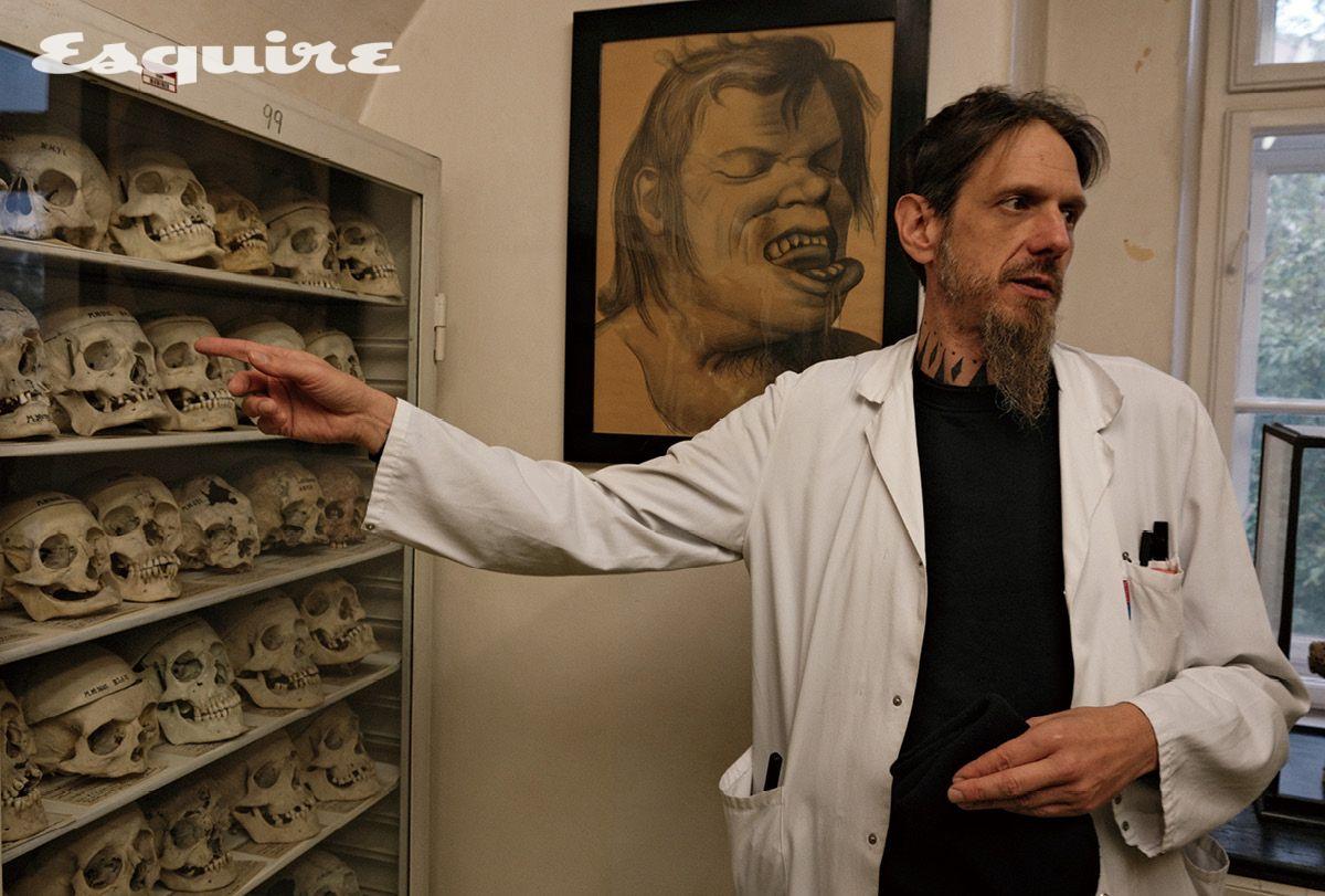 나렌투룸 내부에서 전시품들에 대해 설명하고 있는 에두아르드 윈터 큐레이터. 