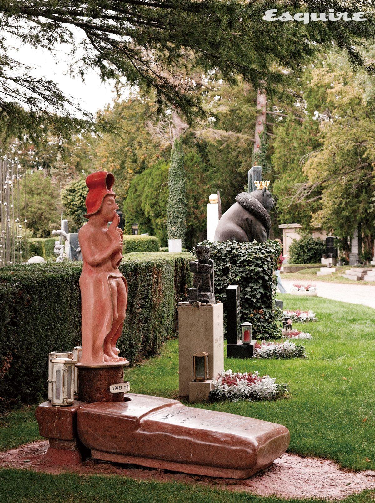 비엔나 중앙묘지에서 발견할 수 있는 유명인들의 독특한 묘비들.