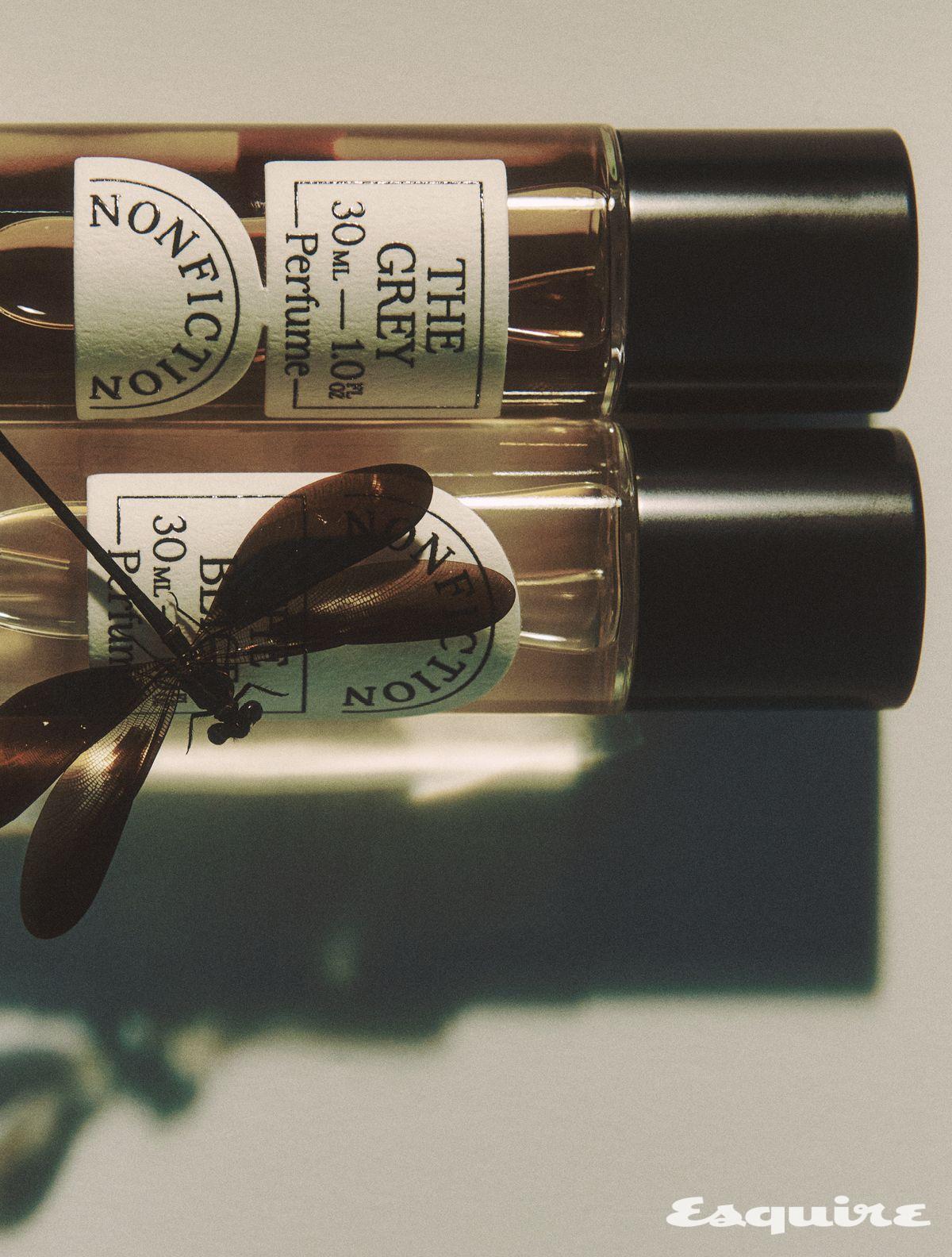 시프리올과 벤조인으로 머스크를 과감하게 해석한 더 그레이 30mL/10만8000원, 화이트 머스크와 통카빈으로 부드러운 무드를 살린 더 베이지 30mL/10만8000원 모두 논픽션.