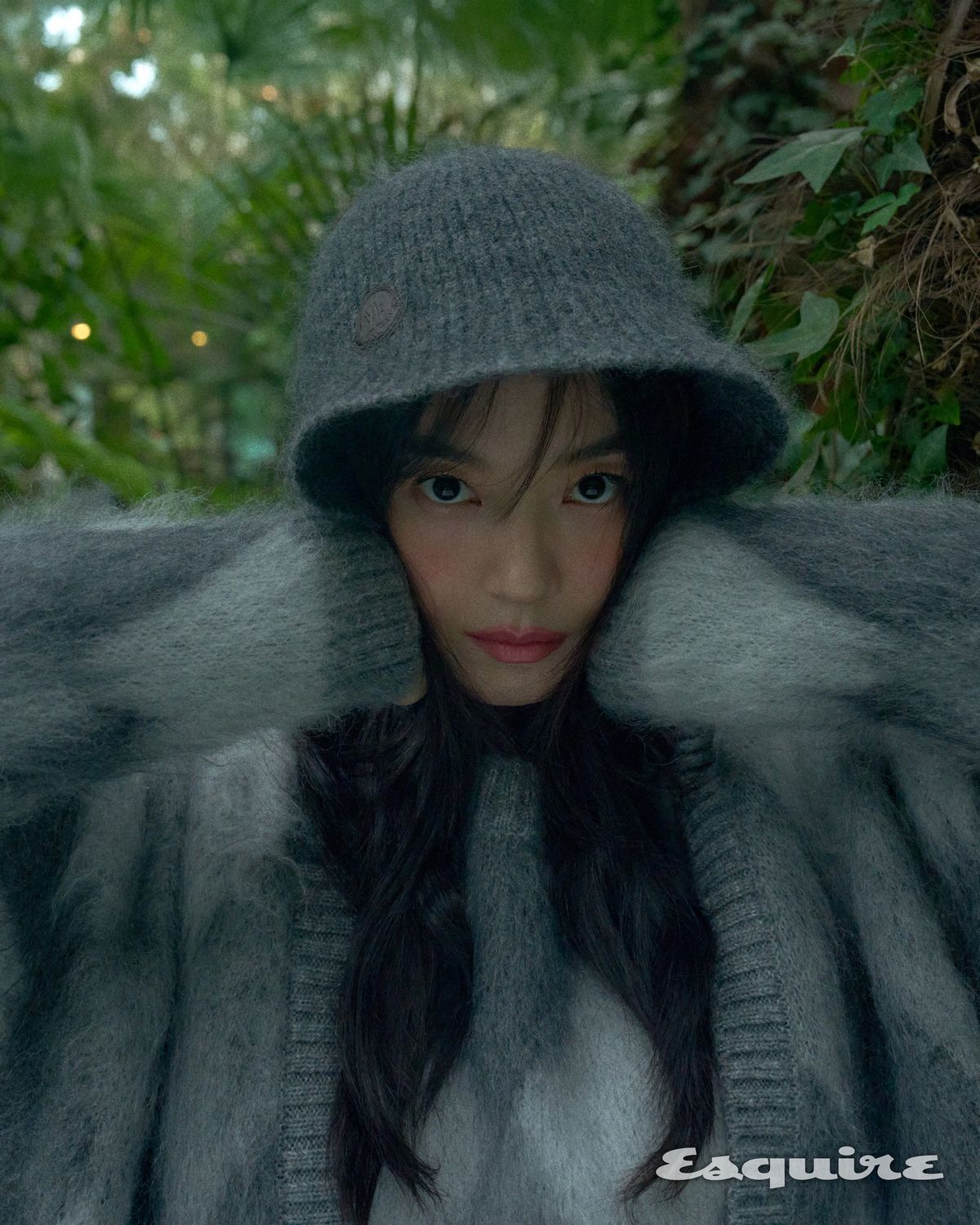 의상과 액세서리 모두 몽클레르 컬렉션.