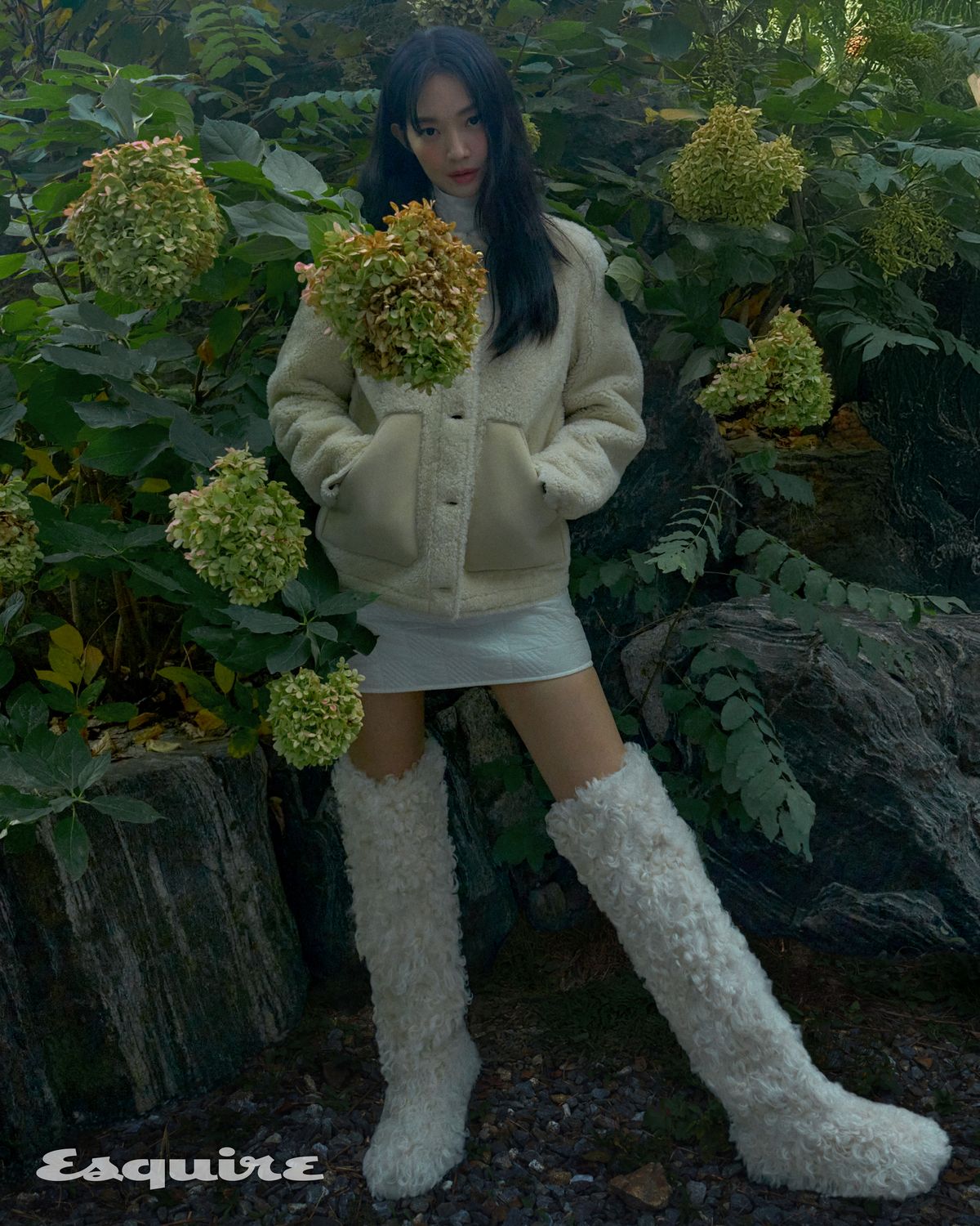 의상과 액세서리 모두 몽클레르 컬렉션.
