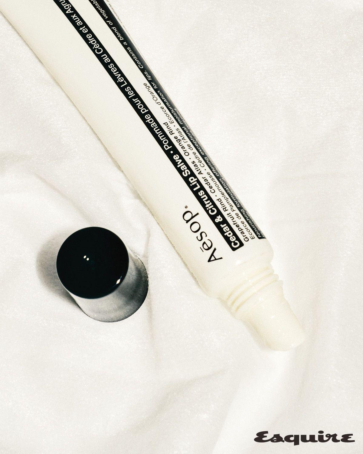 얇은 입술 피부 장벽을 강화해주는 오일 젤 타입 시더 앤 시트러스 립 살브 9mL/2만5000원 이솝.