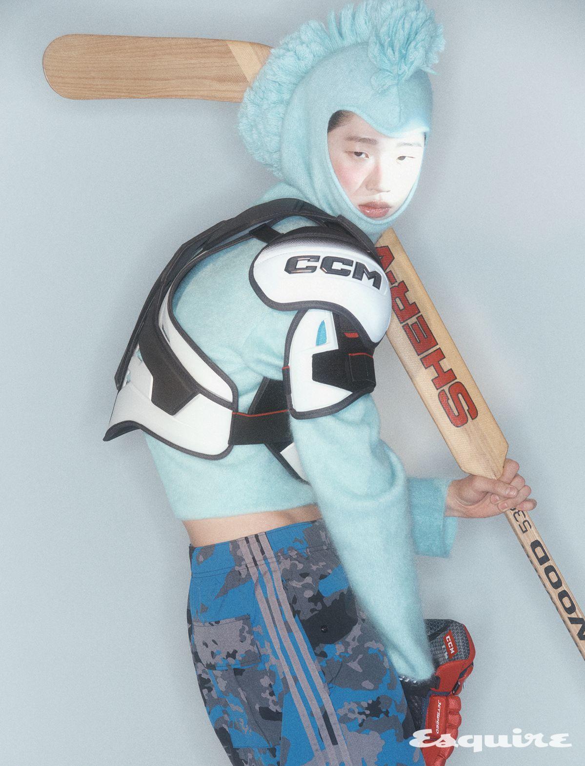 발라클라바 스웨터 가격 미정 웰던. 카무플라주 팬츠 가격 미정 아디다스 오리지널. 숄더 패드 가격 미정, 하키 글러브 26만4000원 모두 CCM 하키 코리아.