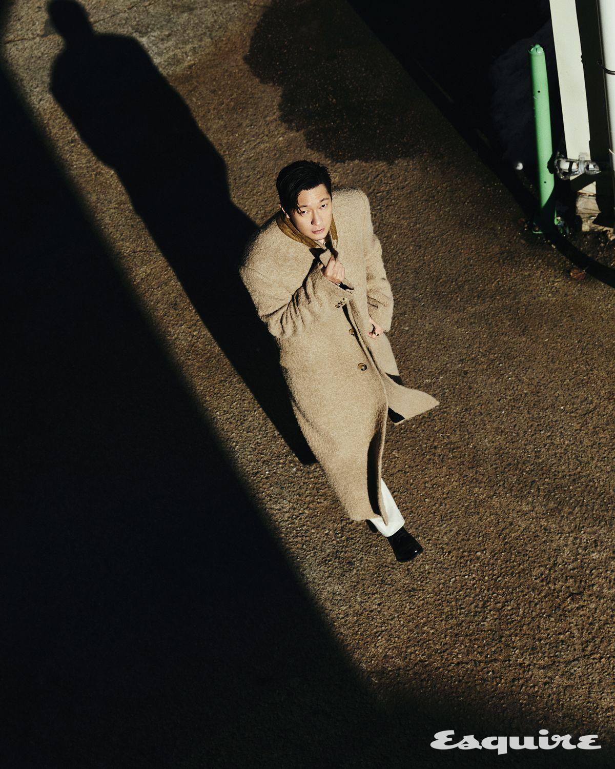 왼손 검지에 낀 라지 트리니티 링 까르띠에. 코트 버버리. 팬츠 브루넬로 쿠치넬리. 슈즈 스타일리스트 소장품.