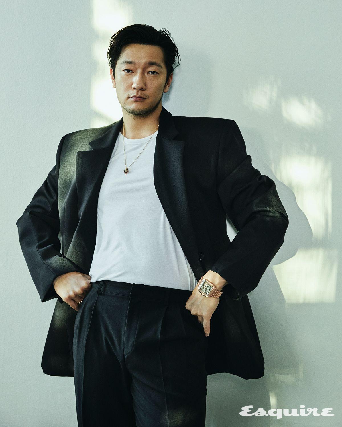 핑크 골드 케이스와 브레이슬릿의 산토스 드 까르띠에 스켈레톤 워치, 트리니티 쿠션 셰이프 네크리스, 오른속 약지의 핑크 골드 저스트 앵 끌루 링 모두 까르띠에. 재킷 렉토. 티셔츠, 팬츠 모두 스타일리스트 소장품.