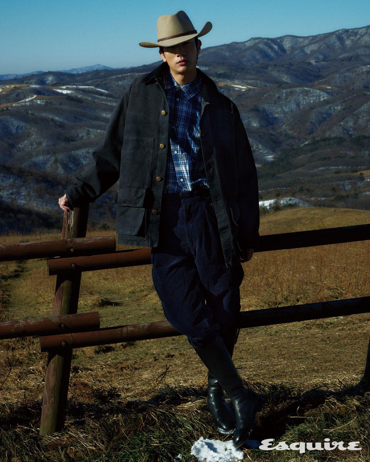 캔버스 재킷 가격 미정 프라다. 스터드 엠블러시드 플레이드 셔츠 가격 미정 1017 알릭스 9SM. 코듀로이 카고 팬츠 가격 미정 폴로 랄프 로렌. 블랙 라이딩 부츠 가격 미정 돌체앤가바나. 클램 루프 콘초 볼로 타이 11만9000원 렌도.