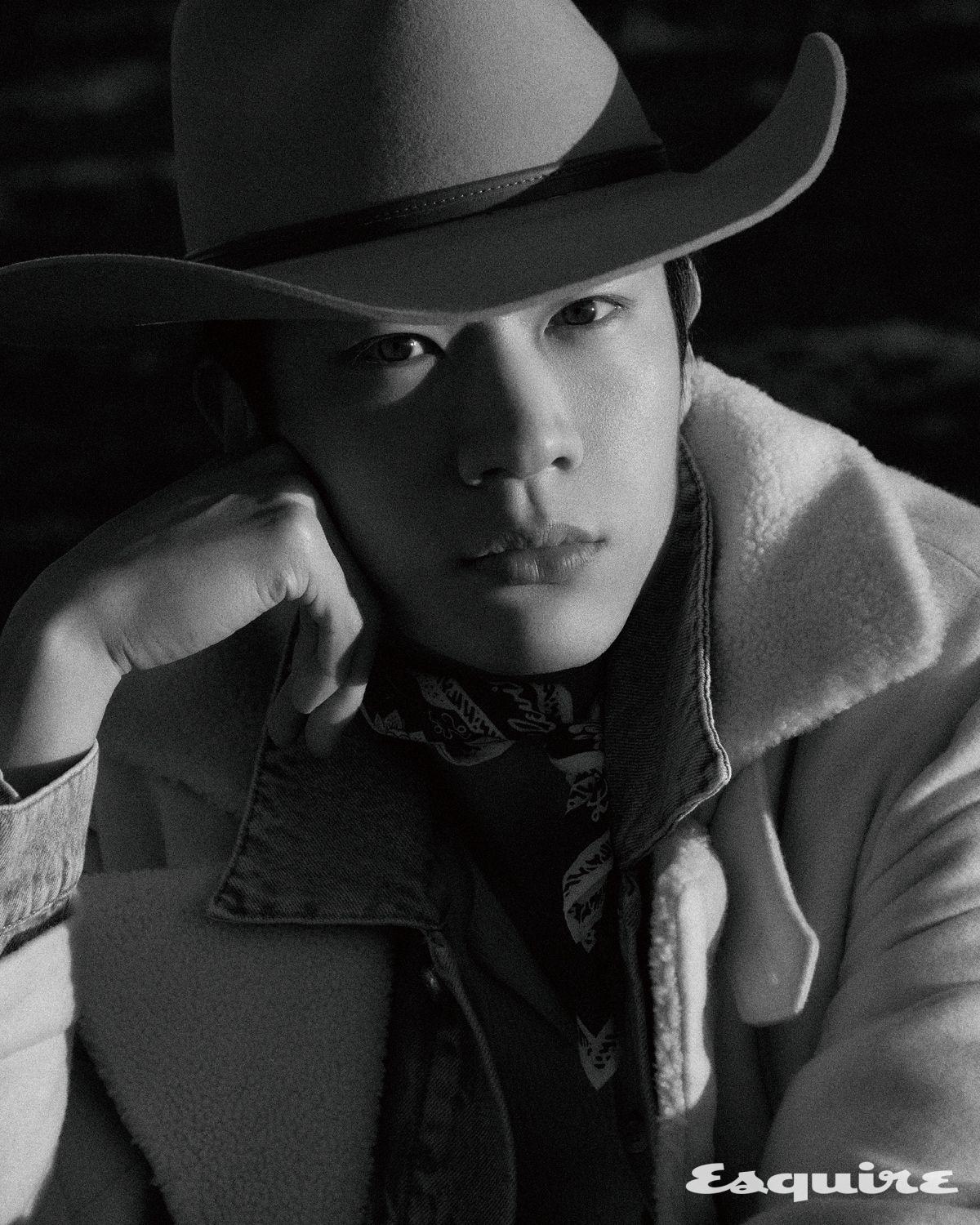 캐시미어 와이드 라펠 더블 코트 2450만원 브루넬로 쿠치넬리. 디스트로이드 트러커 데님 재킷, 실크 니트 톱 가격 미정 맥퀸 by 션 맥기르. 헤리티지 반다나 3만9000원 리바이스. 해트 에디터 소장품.