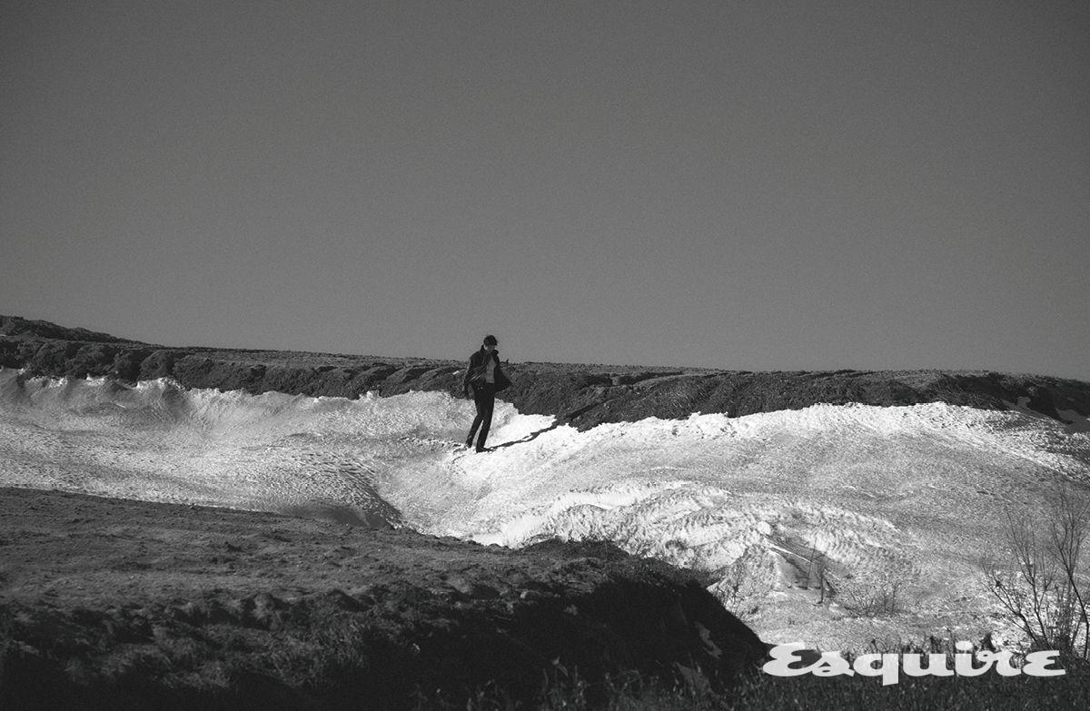 브라운 시어링 바이커 재킷 1005만원 토즈. 실크 니트 톱 가격 미정 맥퀸 by 션 맥기르. 울 스트레이트 팬츠 가격 미정 에르메스. 첼시 부츠 가격 미정 디젤. 스카프 가격 미정 로로피아나.