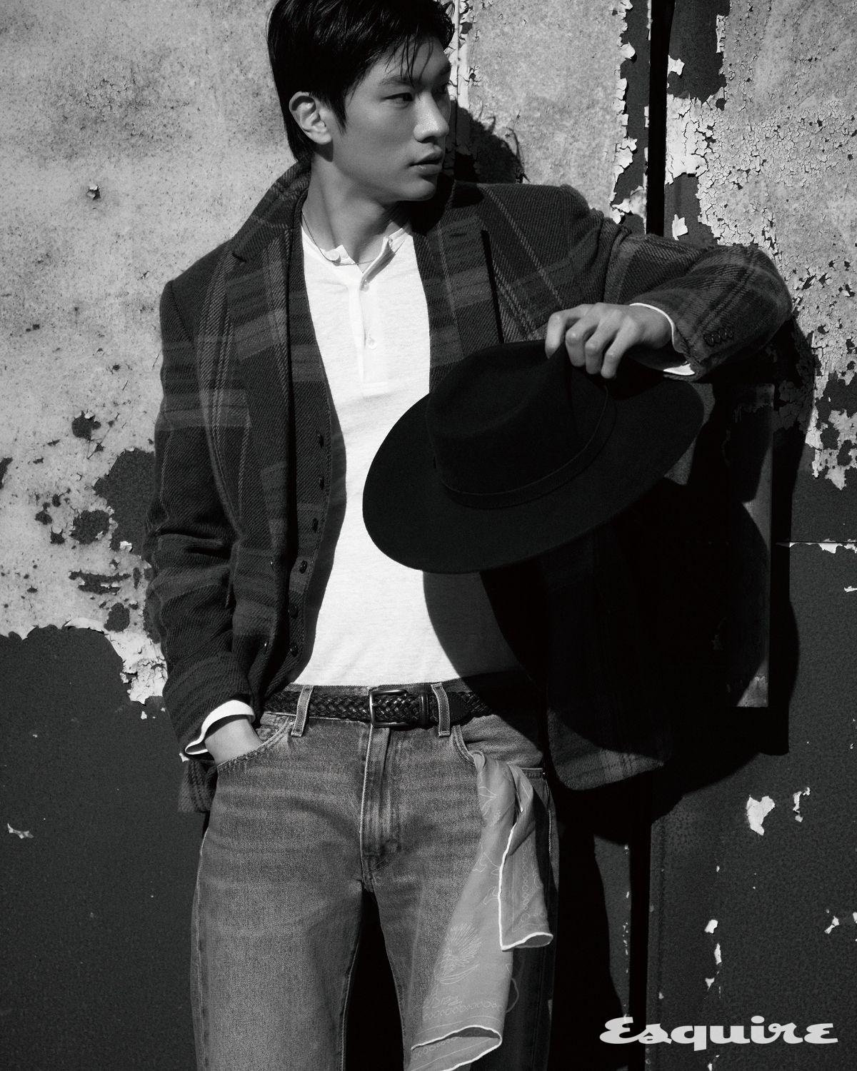 플레이드 울 재킷, 베스트 모두 가격 미정 랄프 로렌 퍼플 라벨. 헨리넥 롱 슬리브 티셔츠 가격 미정 제냐. 555 스트레이트 진 15만9000원 리바이스. 브레이드 카프스킨 벨트 13만9000원 폴로 랄프 로렌. 카르도 데코 스카프 가격 미정 로로피아나. 해트 에디터 소장품.