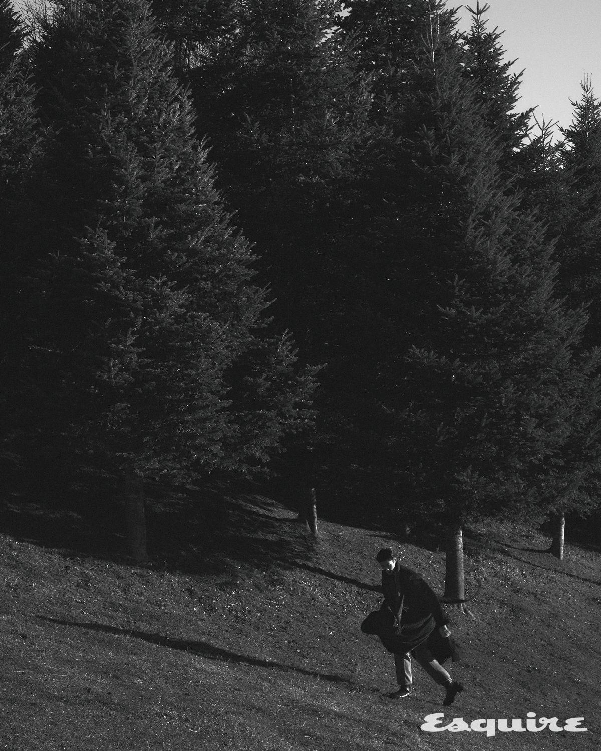 오버사이즈 모헤어 울 코트 1010만원 돌체앤가바나. 555 릴랙스 스트레이트 진 15만9000원 리바이스. 앵클부츠, 블루 체크 캐시미어 머플러 가격 미정 에르메스. 해트 에디터 소장품.