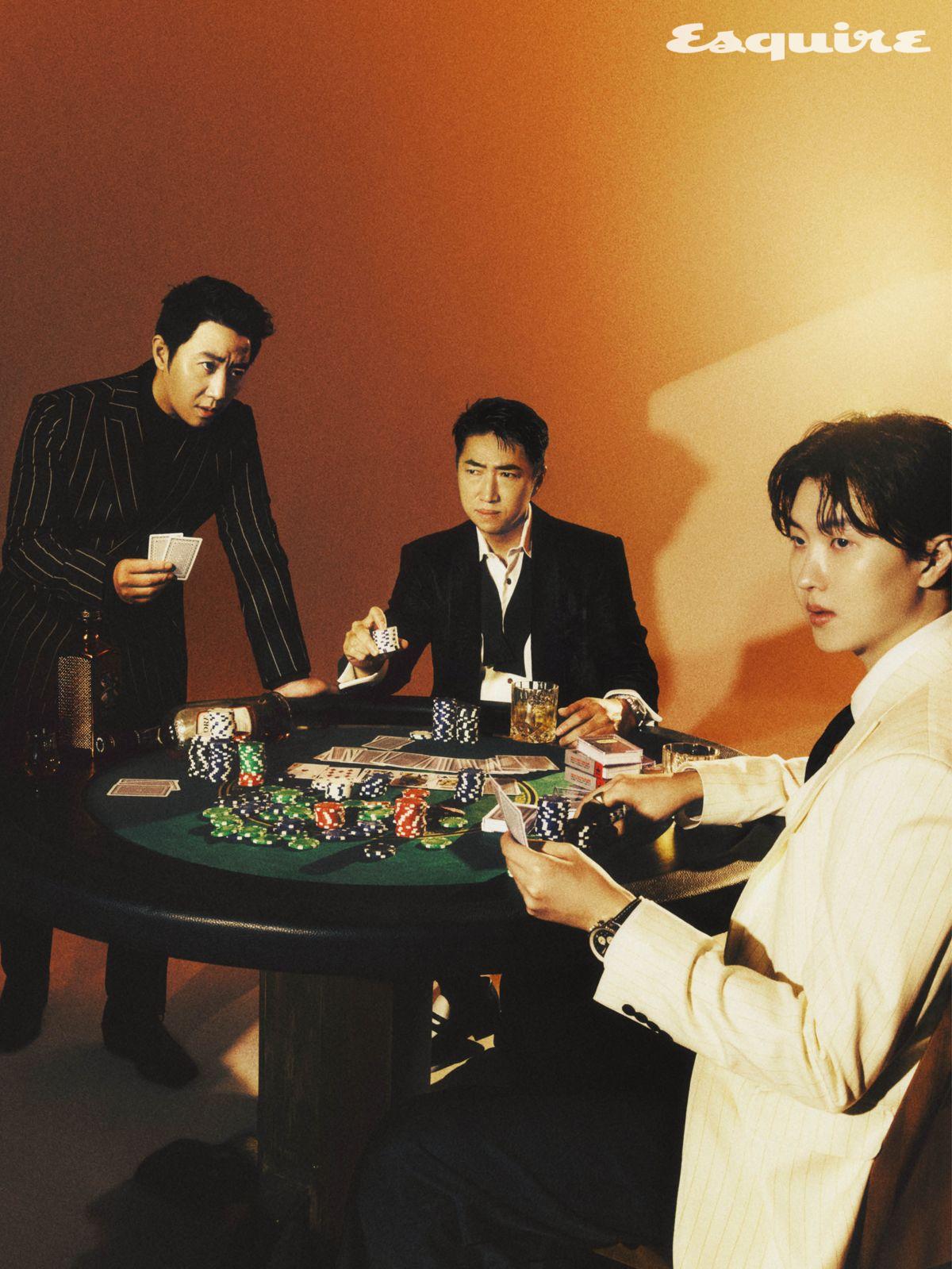 (홍진호) 블랙 스트라이프 재킷, 팬츠 포튼가먼트. 슈즈 트라슈리. 셔츠, 타이, 타이 바 모두 스타일리스트 소장품. (장동민) 블랙 벨벳 재킷 송지오 옴므. 워치 론진. 셔츠, 팬츠, 슈즈, 보타이 모두 스타일리스트 소장품. (악어) 화이트 스트라이프 재킷, 베스트 모두 르메테크. 워치 브라이틀링. 셔츠, 팬츠, 타이, 링 스타일리스트 소장품.