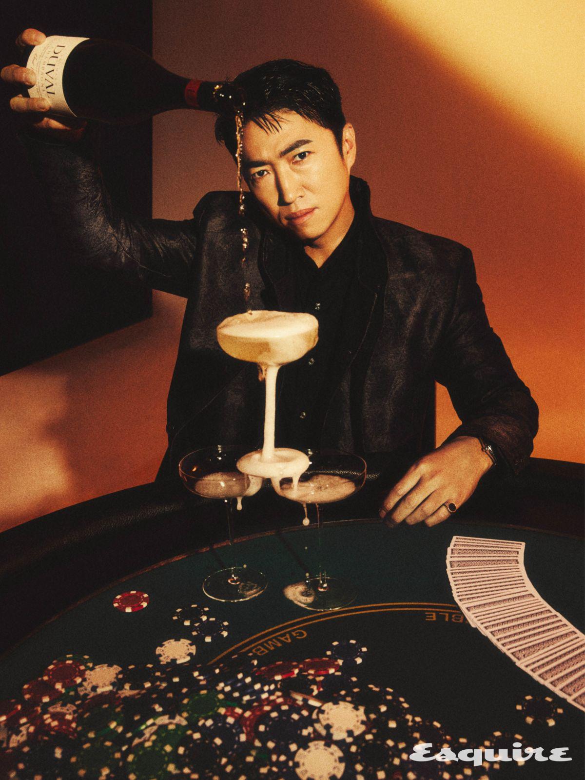 그레이 레더 재킷, 베스트 모두 존 바바토스. 링 트렌카디즘. 셔츠, 워치 모두 스타일리스트 소장품.