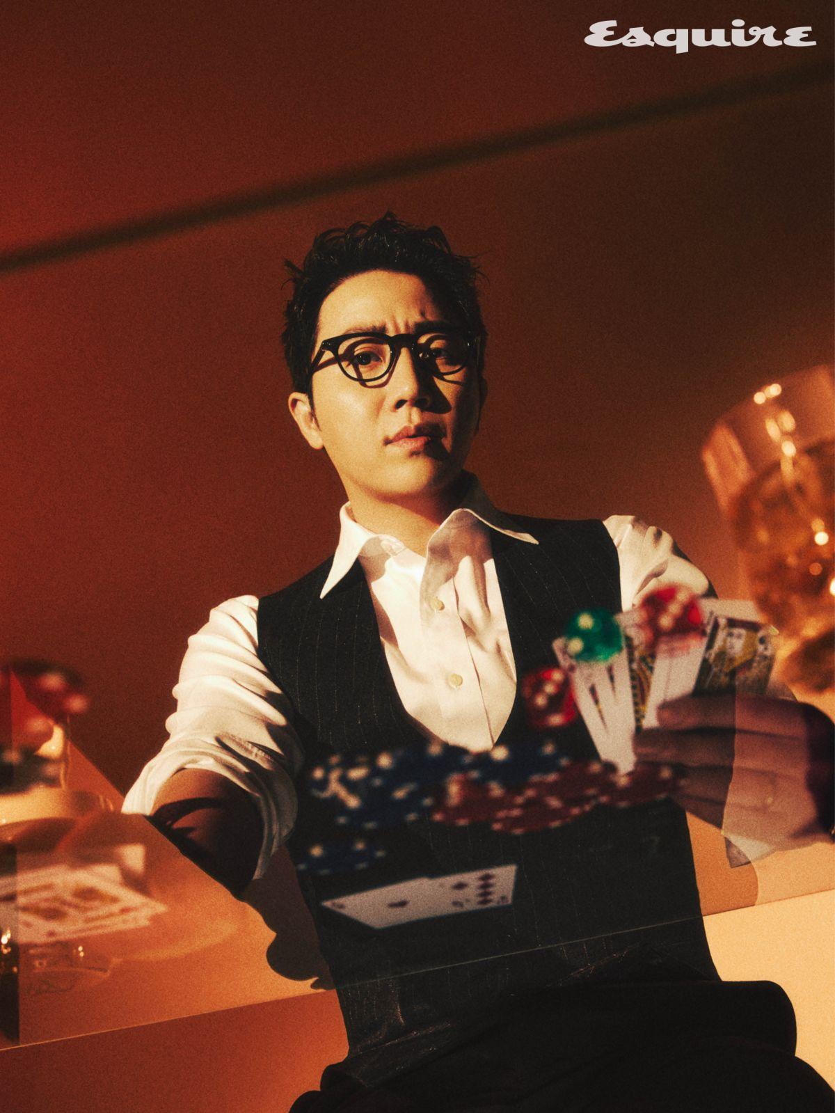 아이웨어 로렌스폴. 워치 파텍필립 by 빈티크. 셔츠, 베스트, 팬츠 모두 스타일리스트 소장품.