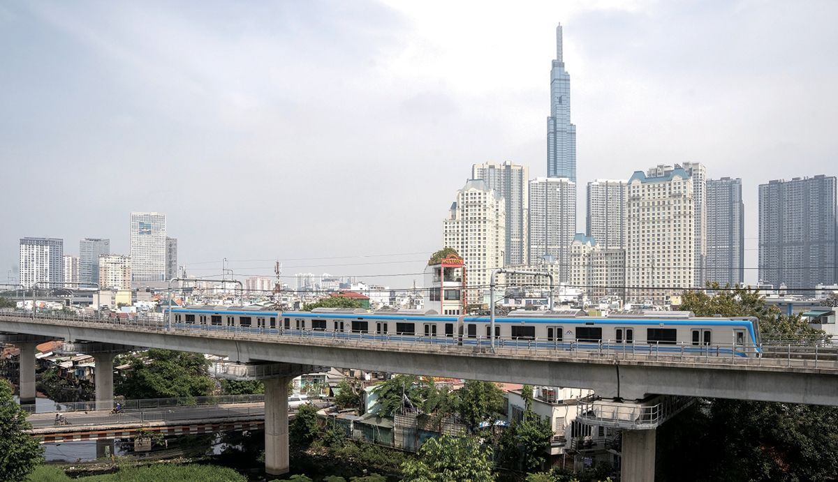 첫 삽을 뜬 지 십년만인 지난 2024년 12월 22일. 베트남 최초의 전철이 그 역사적인 운행 첫날 호찌민 시내를 가로지르고 있다.
