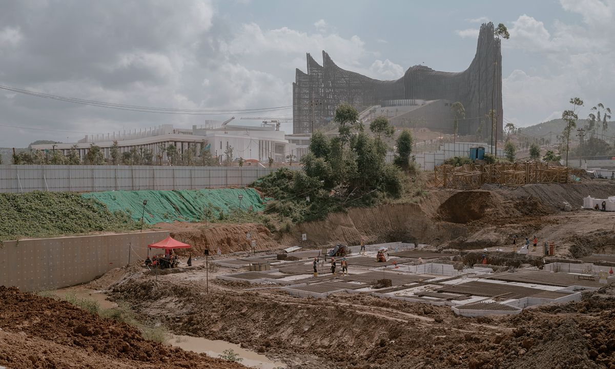 인구 과밀로 여러 폐해를 겪고 있는 자카르타의 문제를 해결하기 위해 조코 위도도 대통령은 인도네시아의 새로운 행정수도로 누산타라를 지정했다. 가장 뒤에 어렴풋이 보이는 건물이 새롭게 지어지는 대통령궁의 모습이다
