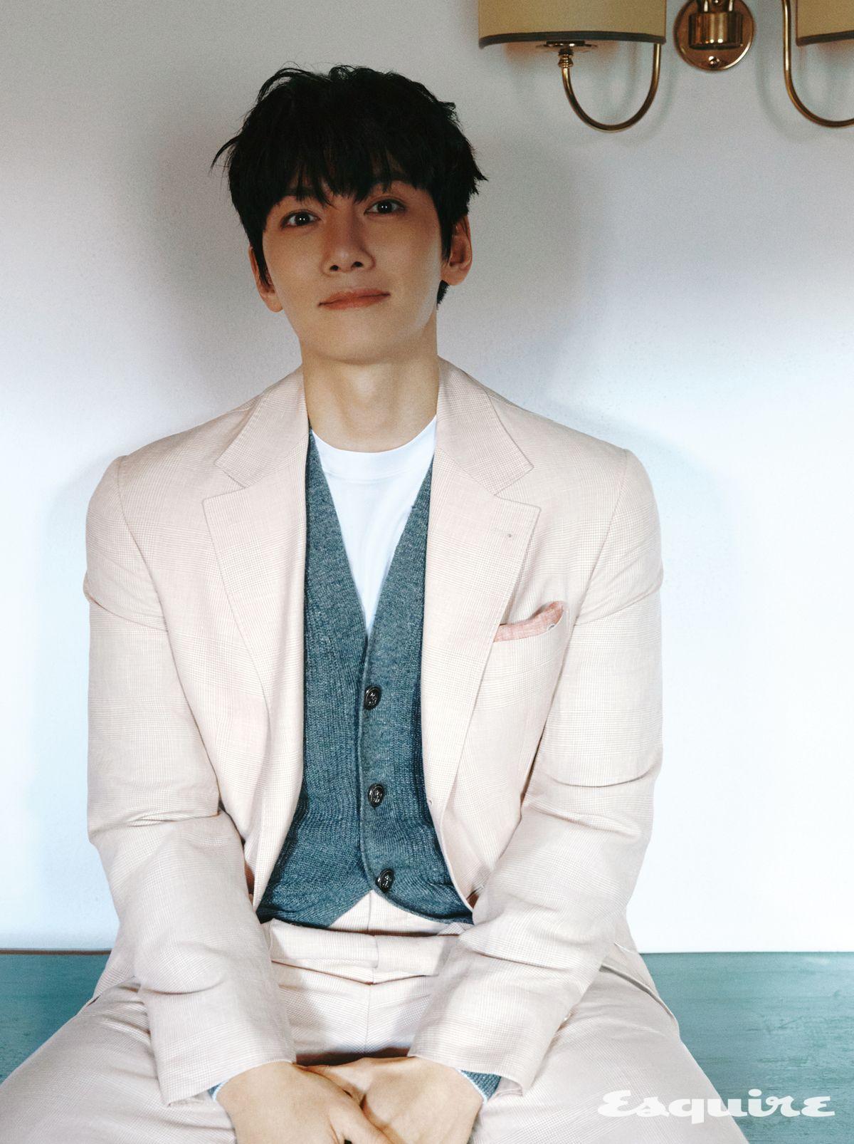 울 리넨 슈트, 립 카디건, 크루넥 티셔츠, 실크 포켓스퀘어 모두 브루넬로 쿠치넬리.