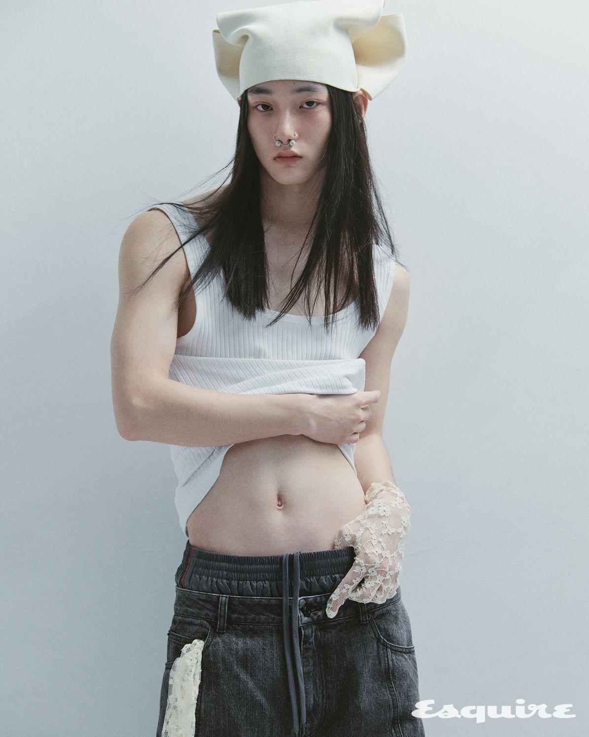 슬리브리스 톱 가격 미정 드리스 반 노튼. 프론트 심 데님 팬츠 63만원 준지. 드로스트링 쇼츠 가격 미정 발렌시아가. 울 리바 발도삐아 해트 가격 미정 로로피아나. 레이스 브이로고 시그너처 글로브 70만원, 스와로브스키 크리스털 노즈 링 61만원 모두 발렌티노 가라바니.