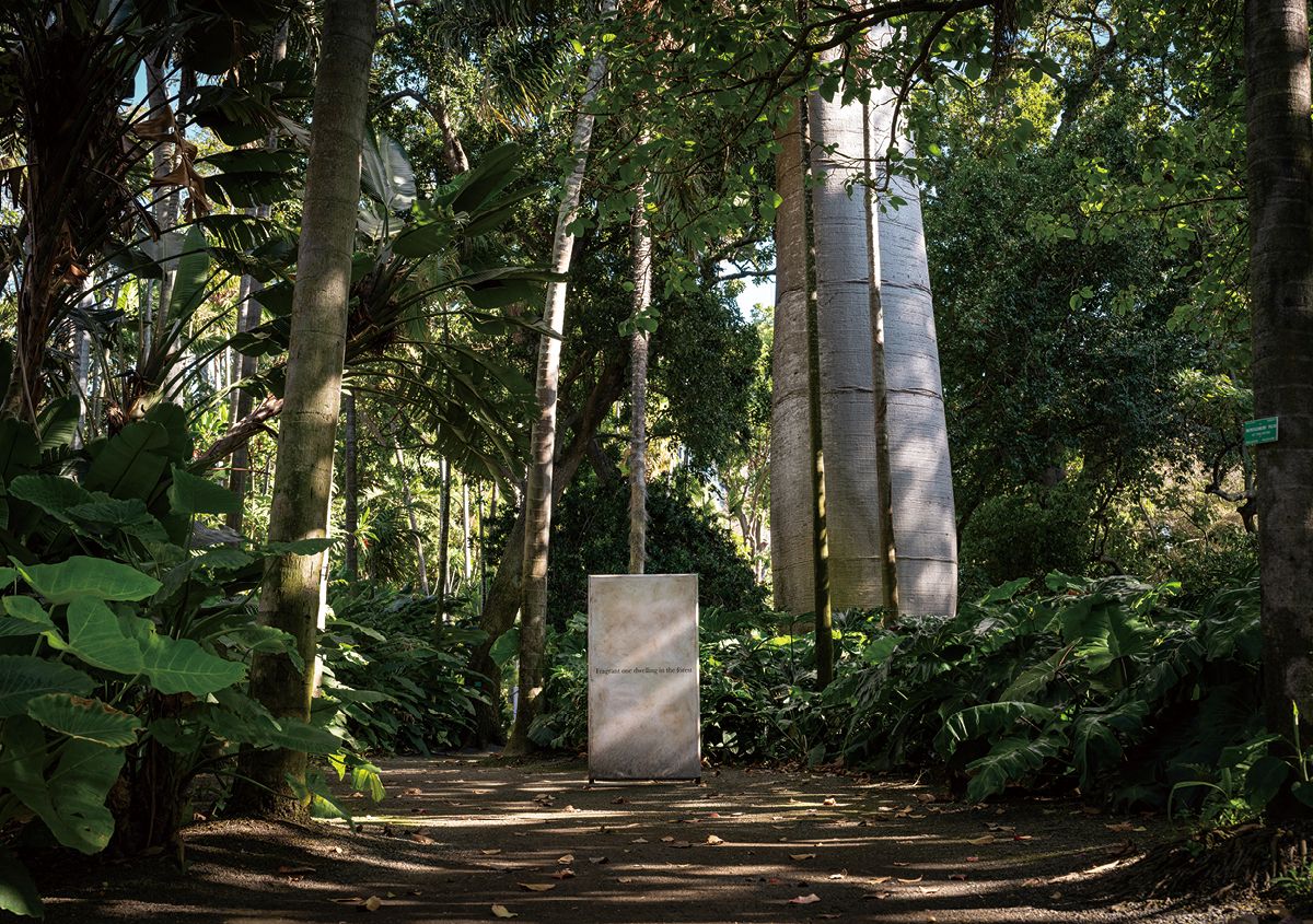 브랜든 응의 작품 ‘유 메이 비 러브드’(You May be Loved)의 설치 전경. 릴리우오칼라니 여왕의 노래 ‘알로하 오에’의 하와이 가사는 뿌옇게 반쯤 지워져 있다. 